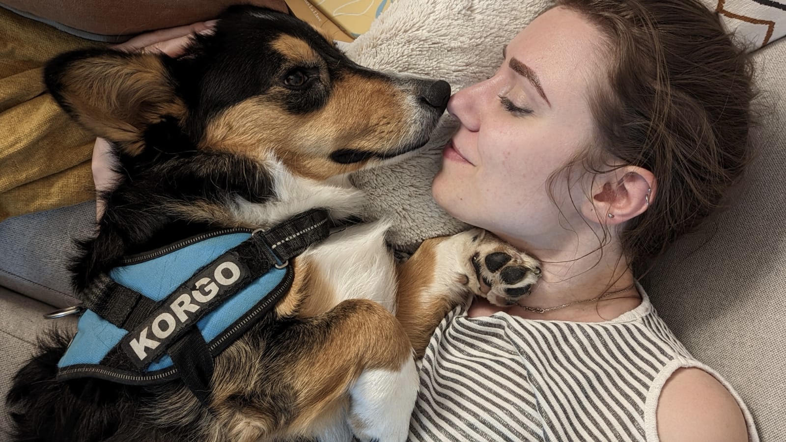 Andrea Doadrio, psicóloga en Hortaleza, con su perro Korgo